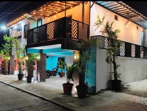 Vista frontal de la propiedad