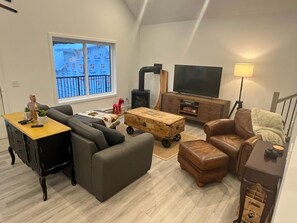 Smart TV, chimenea y libros