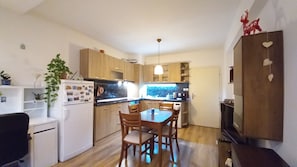 Fridge, oven, stovetop, coffee/tea maker