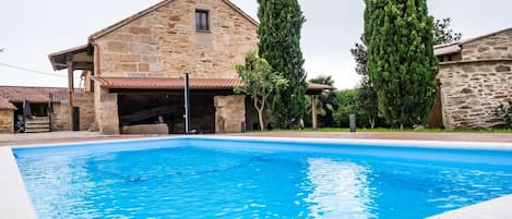 Una piscina al aire libre de temporada