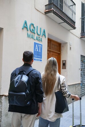 Un bâtiment sur lequel on peut lire l’inscription suivante : « AQUA MALAGA À CIUDAD ».