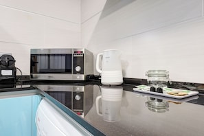 Apartamento urbano, 1 quarto | Cozinha privada | Geladeira grande, micro-ondas, fogão