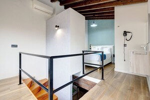 Tabla de planchar con plancha, wifi gratis y ropa de cama 