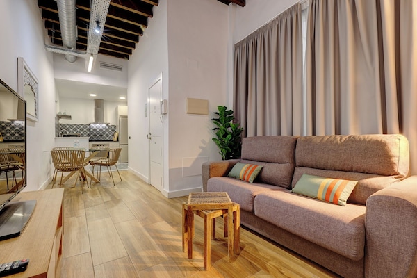 Familienapartment, 1 Schlafzimmer | Wohnbereich | 30-Zoll-LCD-Fernseher mit Kabelempfang