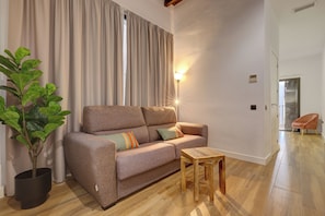 Apartamento família, 1 quarto | Área de estar | TV LCD 30 polegadas com canais a cabo
