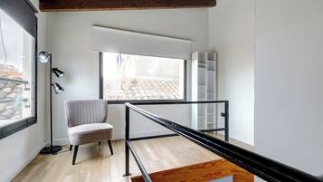 Apartamento superior, 1 habitación | Tabla de planchar con plancha, wifi gratis, ropa de cama