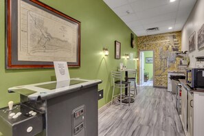 Jääkaappi, mikroaaltouuni, liesi, kahvin-/teenkeitin