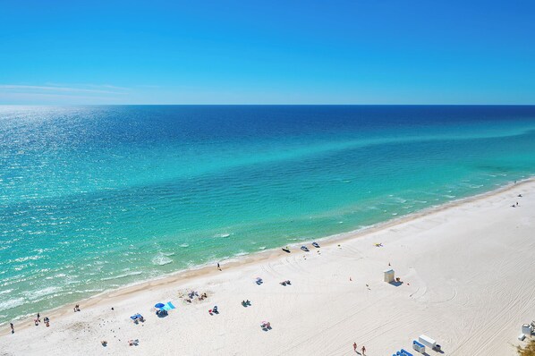 在海滩、沙滩椅、沙滩毛巾