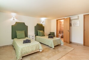 3 chambres, coffre-fort, fer et planche à repasser, lit de bébé portatif