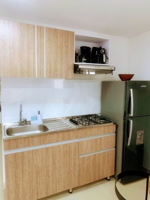 Kühlschrank, Wasserkocher mit Kaffee-/Teezubehör