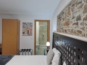 Classic Twin Room | Bathroom | Shower, free toiletries, hair dryer, towels - Largo da Fonte (Serta)