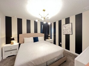 9 Schlafzimmer, Schreibtisch, Bügeleisen/Bügelbrett, Reisekinderbett