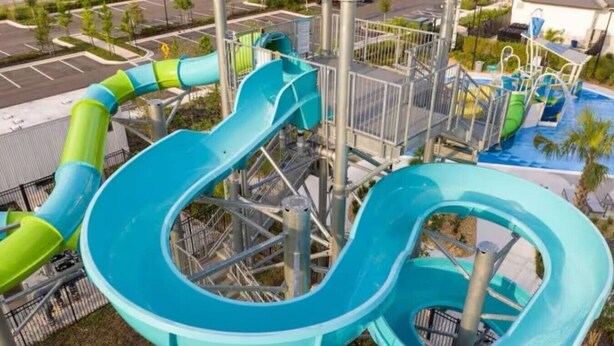 Un parc aquatique doté de plusieurs toboggans et d’un espace piscine.