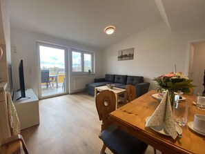 TV - Idyllic apartment in the countryside with west-facing balcony, parking space (wallbox) and bicycle room. (Lindau (Bodensee))