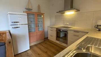 Jääkaappi, uuni, liesi, astianpesukone