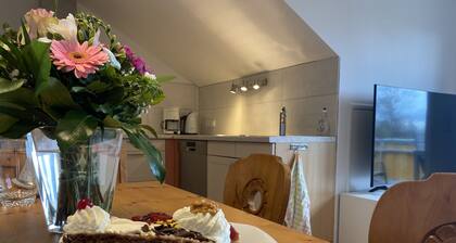 Idyllische FeWo im Grünen mit Westbalkon, Parkplatz (Wallbox) und Fahrradraum.