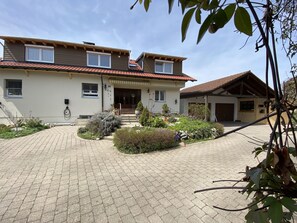Exterior - Idyllic apartment in the countryside with west-facing balcony, parking space (wallbox) and bicycle room. (Lindau (Bodensee))