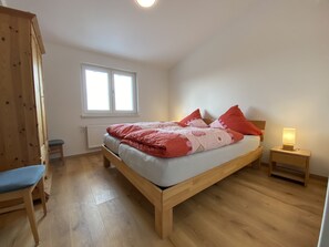 2 bedrooms, travel crib, free WiFi, bed sheets - Idyllic apartment in the countryside with west-facing balcony, parking space (wallbox) and bicycle room. (Lindau (Bodensee))