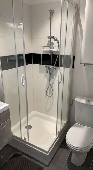 Dusche, Haartrockner, Handtücher, Seife