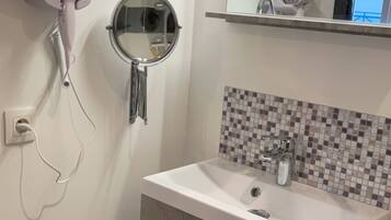 Doccia, asciugacapelli, asciugamani, sapone