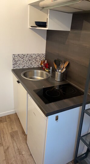 Refrigerador, microondas, horno, placa de cocina
