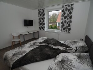 2 bedrooms, desk, travel cot, free WiFi