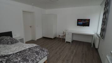 2 Schlafzimmer, Schreibtisch, Reisekinderbett, kostenloses WLAN