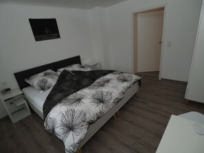 2 Schlafzimmer, Schreibtisch, Reisekinderbett, kostenloses WLAN
