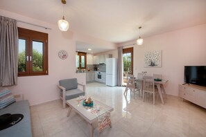 Smart TV - Villa Amelia, modern and tasteful house in Cretan nature (Rethymno)