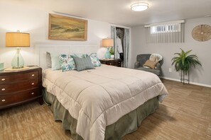 1 quarto, escrivaninha, ferros/tábuas de passar roupa, berço de viagem