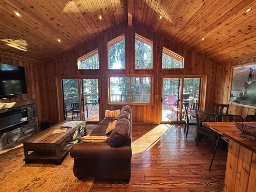 Spectacular Lakeside Cabin with Moonrise Views from Cedar Hot Tub