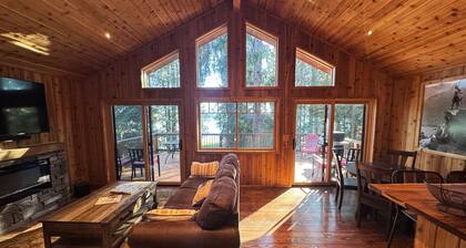Spectacular Lakeside Cabin with Moonrise Views from Cedar Hot Tub