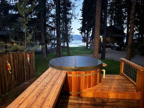 Cozy Lakeside Winter Cabin, Pet Friendly, Cedar Hot Tub with Moonrise Views
