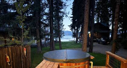 Cozy Lakeside Winter Cabin, Pet Friendly, Cedar Hot Tub with Moonrise Views