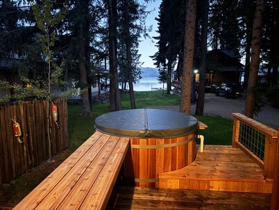 Cozy Lakeside Winter Cabin, Pet Friendly, Cedar Hot Tub with Moonrise Views