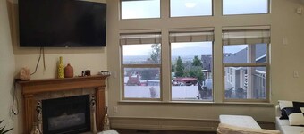 3 bd/3bath luxury home- great mountains/city view