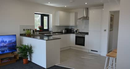 Cozy & Bright Apartment with a Large Balcony and Free Parking