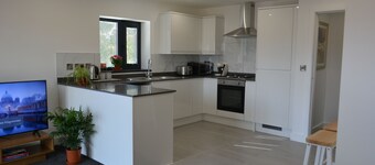 Cozy & Bright Apartment with a Large Balcony and Free Parking
