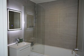 Hair dryer, towels, shampoo, toilet paper - Cozy & Bright Apartment with a Large Balcony and Free Parking (Marston)