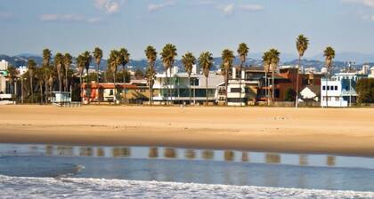 Spacious 2 bedroom Venice beach condo