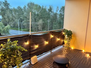 Terrace/patio - Warm and inviting condo - 5 minutes from local shopping and eateries! (Surrey)