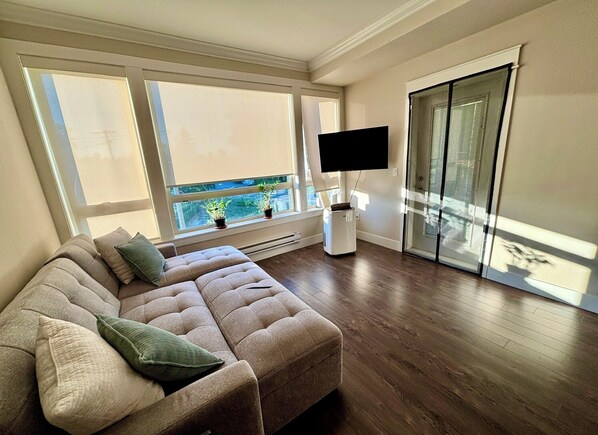 Smart TV - Warm and inviting condo - 5 minutes from local shopping and eateries! (Surrey)