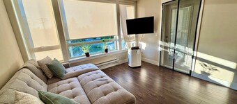 Warm and inviting condo - 5 minutes from local shopping and eateries!