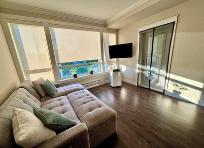 Warm and inviting condo - 5 minutes from local shopping and eateries!