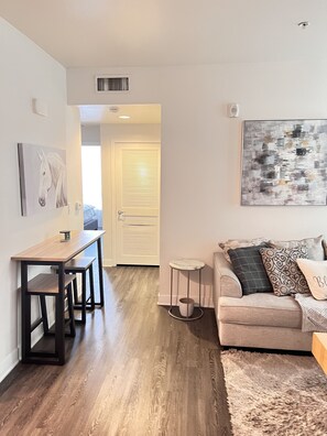 Smart TV, chimenea, mesa de ping pong, libros