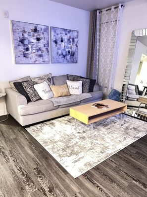 Smart TV, chimenea, mesa de ping pong, libros