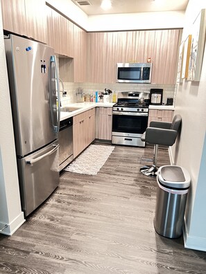 Refrigerador, microondas, horno, placa de cocina