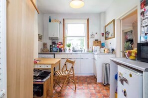 Private kitchen - Cosy studio type flat close to city centre! (London)