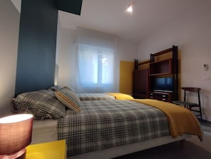 3 slaapkamers, een bureau, een strijkplank/strijkijzer, reisbedje