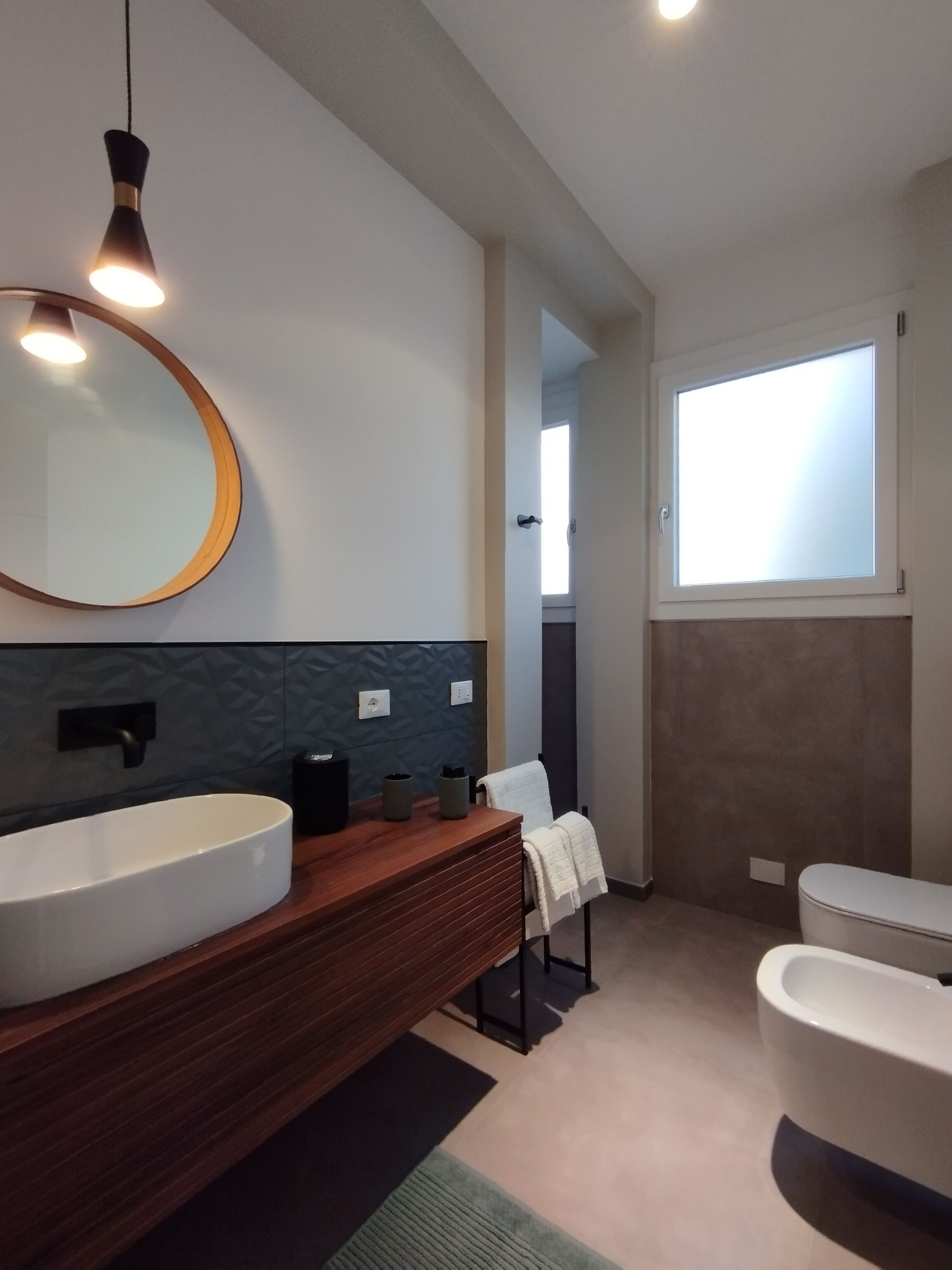 Bruser, hårtørrer, bidet, håndklæder